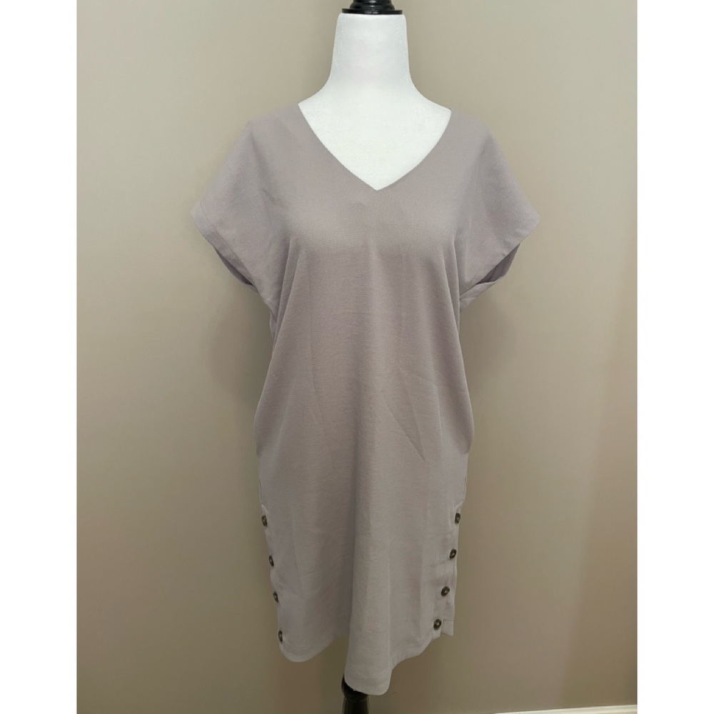 Monk & Lou Short Sleeve Shift Dress - Size XXS
Button Detail Along the Side